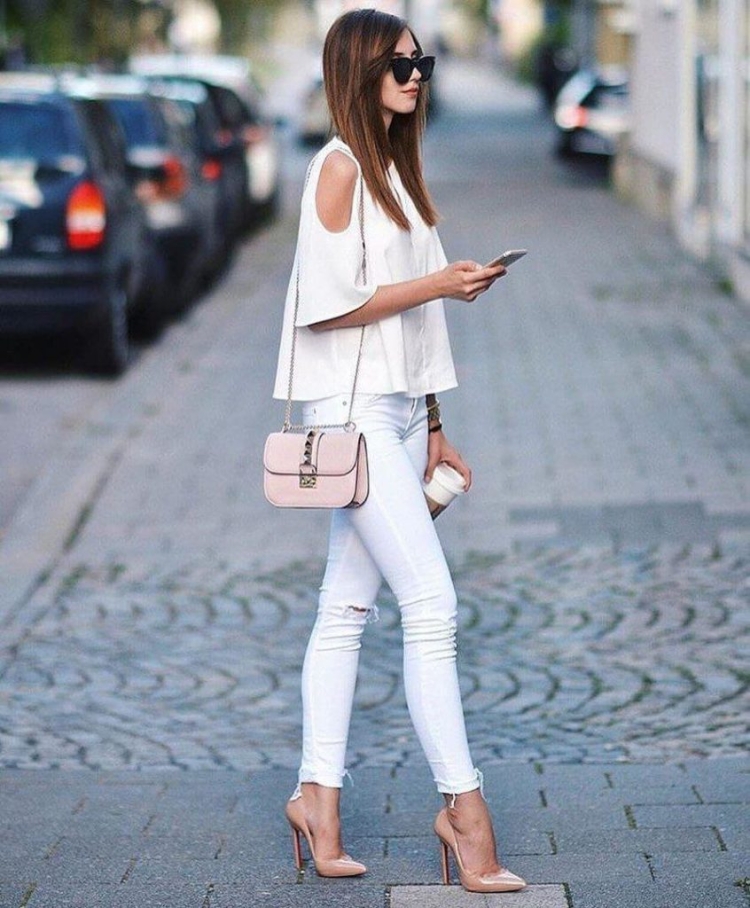 Образы девушек в бежевых джинсах