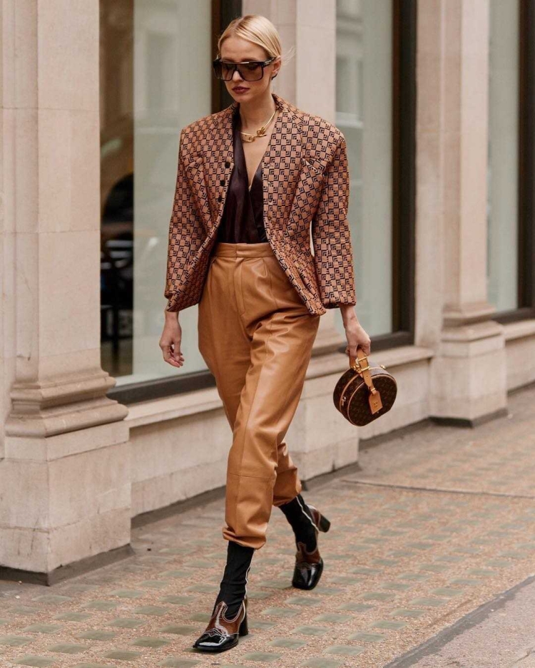 Бежевое пальто и шляпа