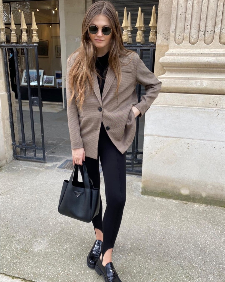 Голубая рубашка с леггинсами