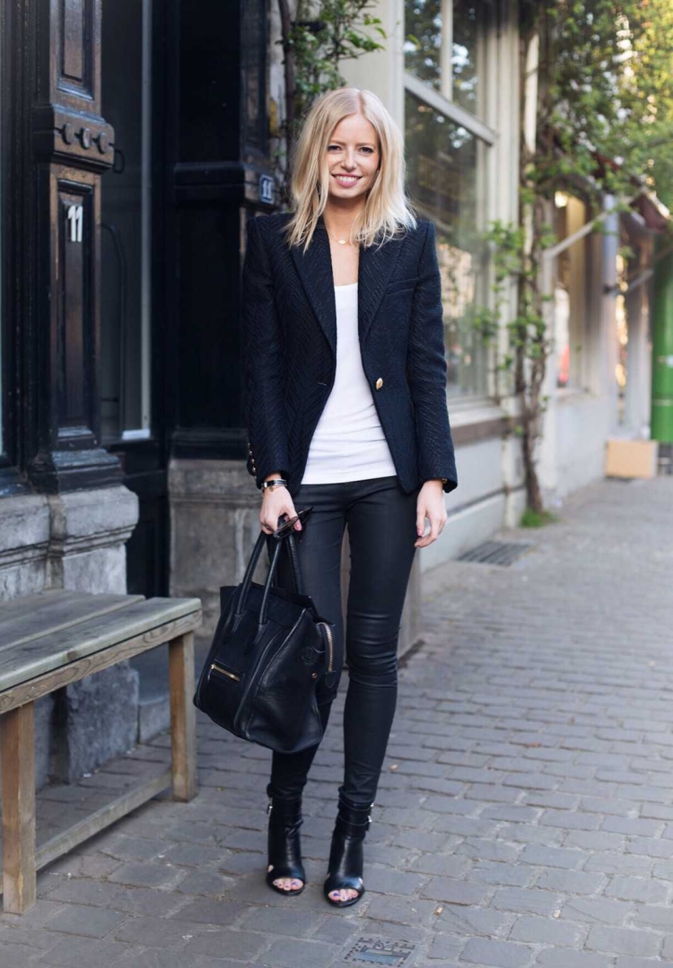 Виктория Лопырева в кожаных штанах