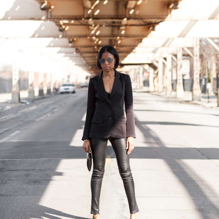 Барбара Палвин в сапогах