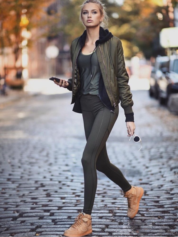 Стрит стайл в леггинсах и пиджаке