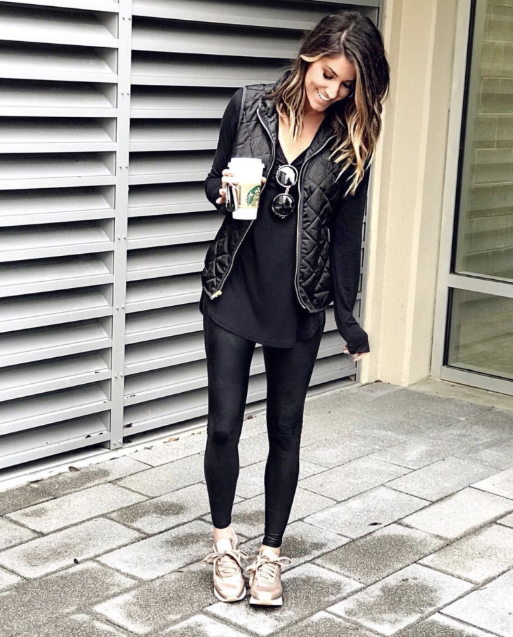 Белый пиджак и кожаные брюки