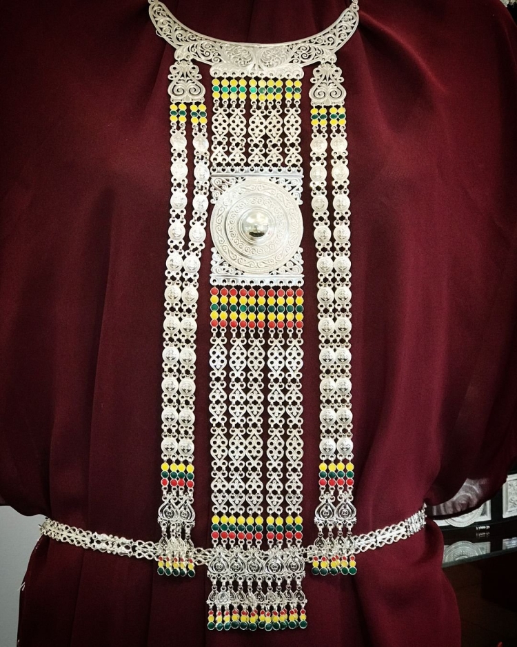 Илин кэбиhэр