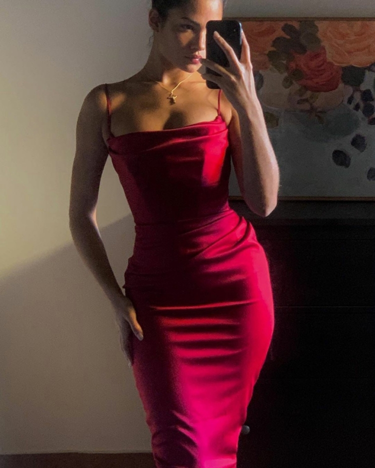 Девушка в Красном платье селфи