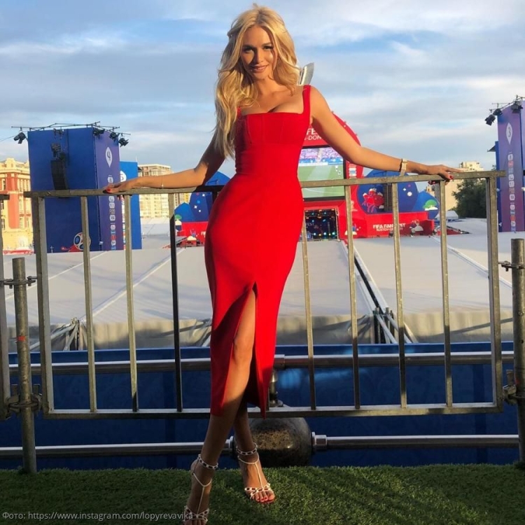 Красное облегающее платье