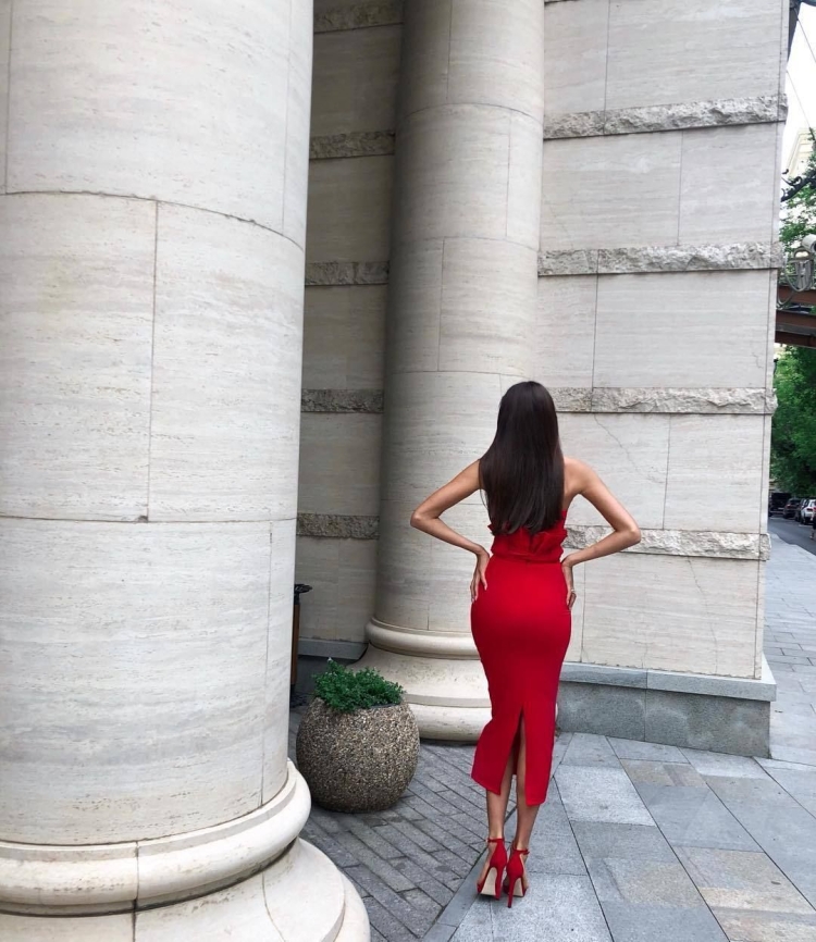 Julianne Kissinger в платье