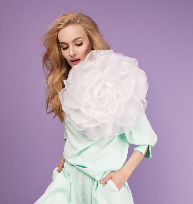 Платье с большим цветком