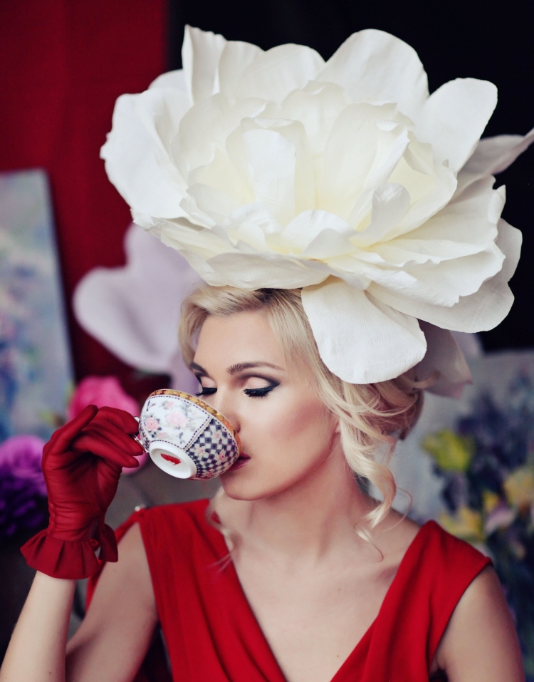 Платье украшенное цветами