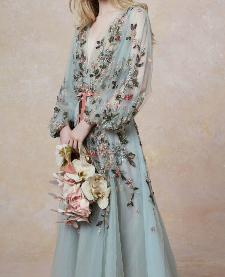 Пояс из цветов на платье