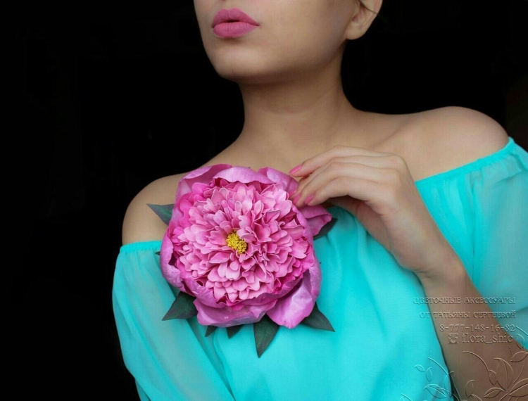 Блондинка в бордовом платье