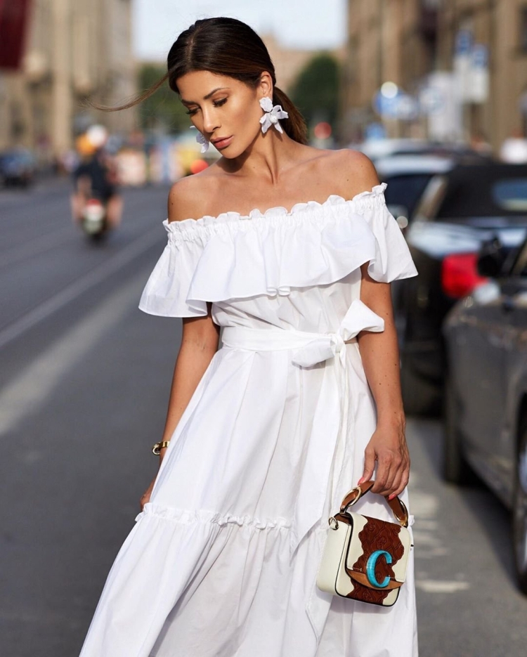 Платье с открытыми плечами