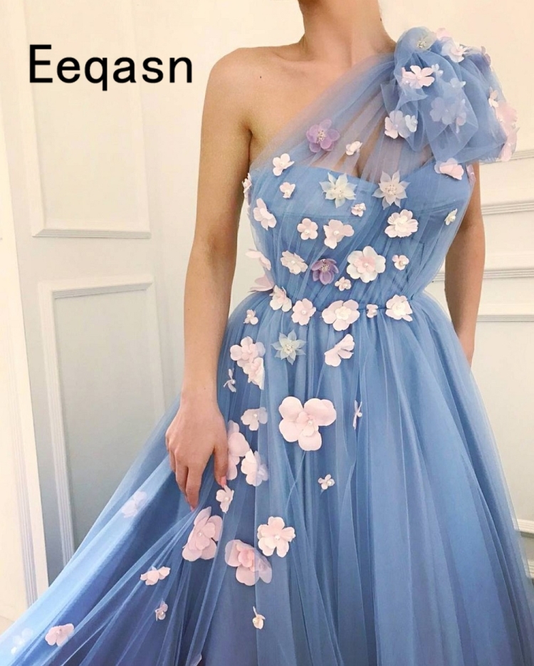 Огромный цветок на голове