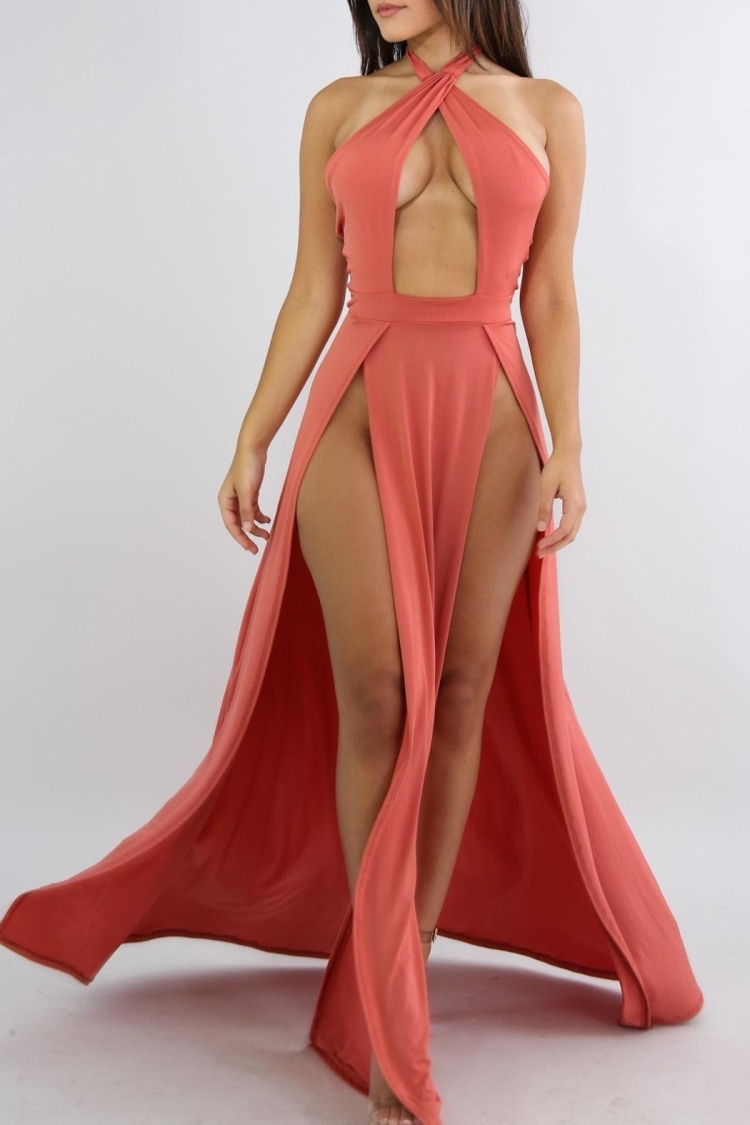 Платье с глубоким вырезом на ноге