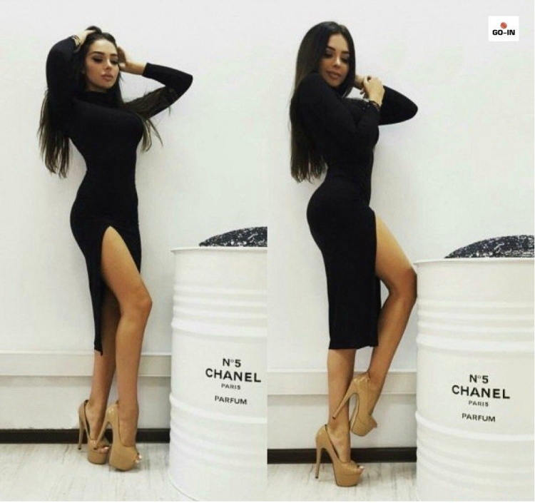 Трикотажное платье с разрезами на бёдрах