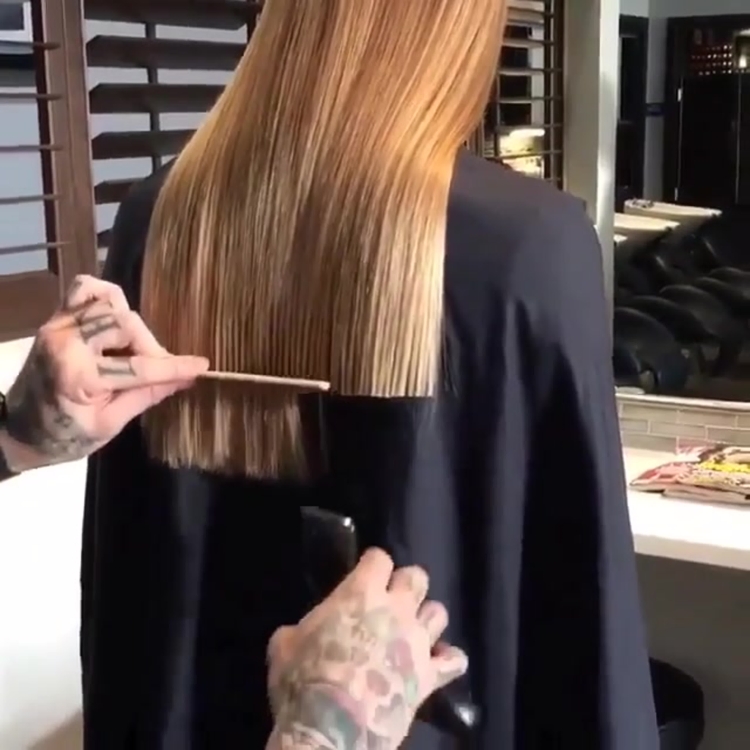 Подравнивание кончиков волос машинкой