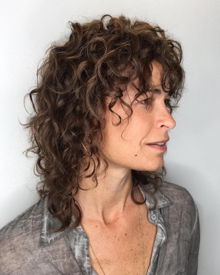 Неухоженные кудрявые волосы