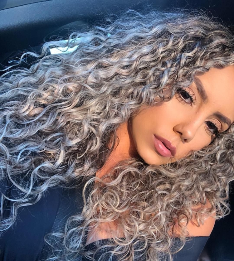 Пепельные кудрявые волосы