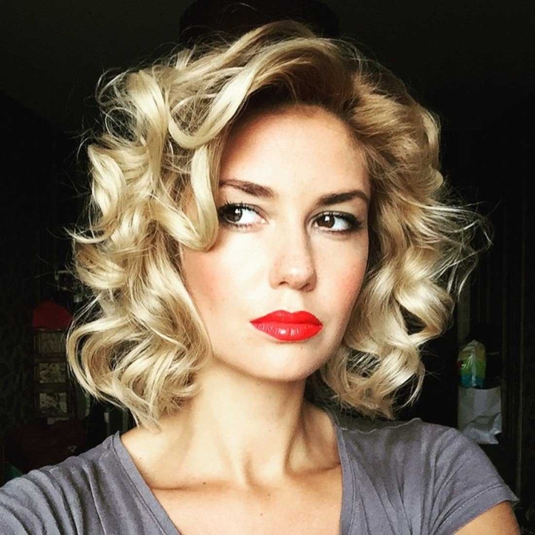 Агата Муцениеце с кудрями