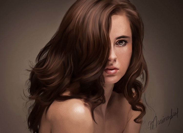 Девушка с темно каштановыми волосами