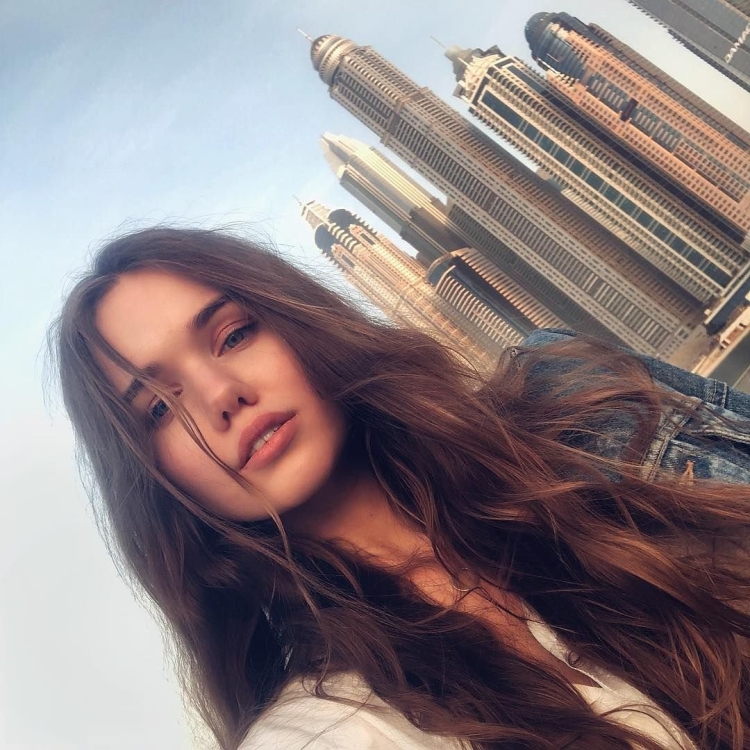 Девушка с длинными каштановыми волосами