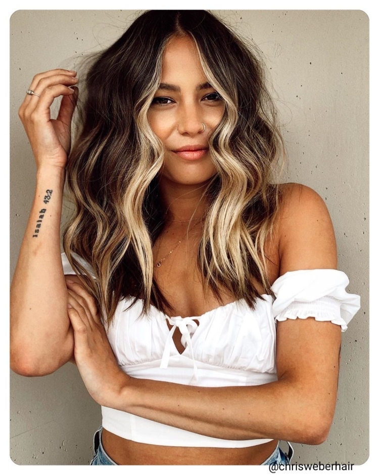 Белые пряди у лица