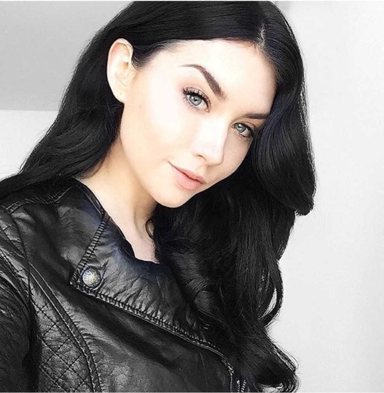 Брюнетки с белой кожей