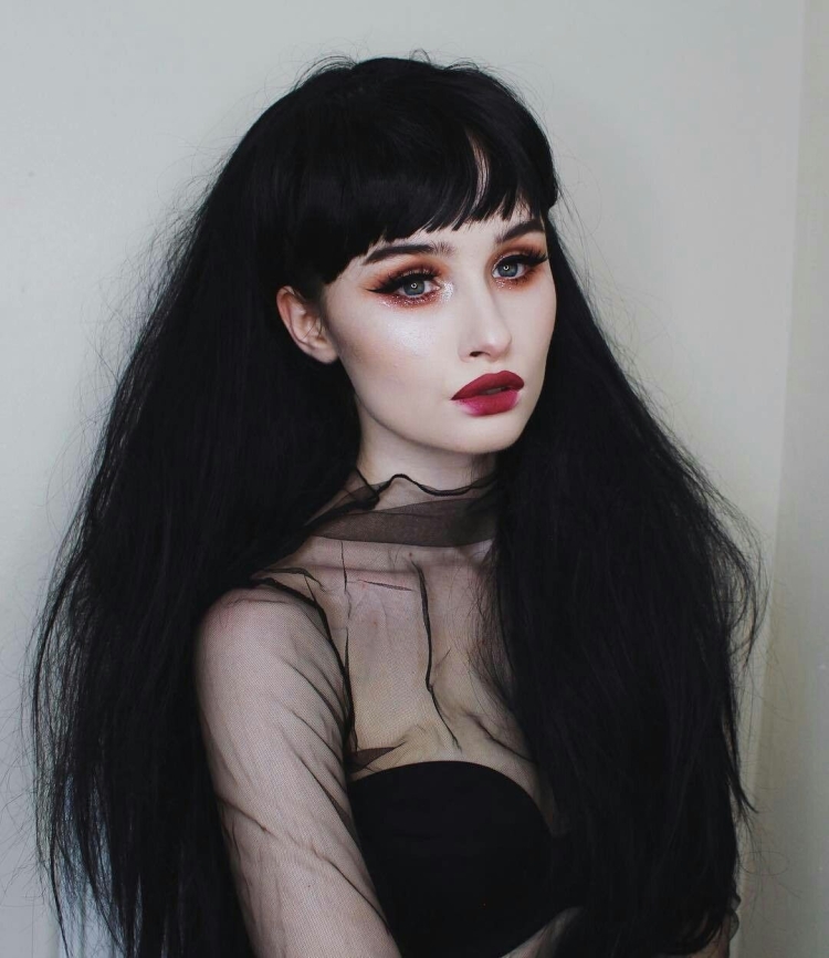 Девушка с черными волосами Эстетика