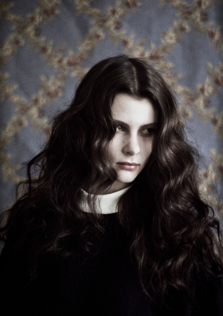 Девушка с бледной кожей и черными волосами