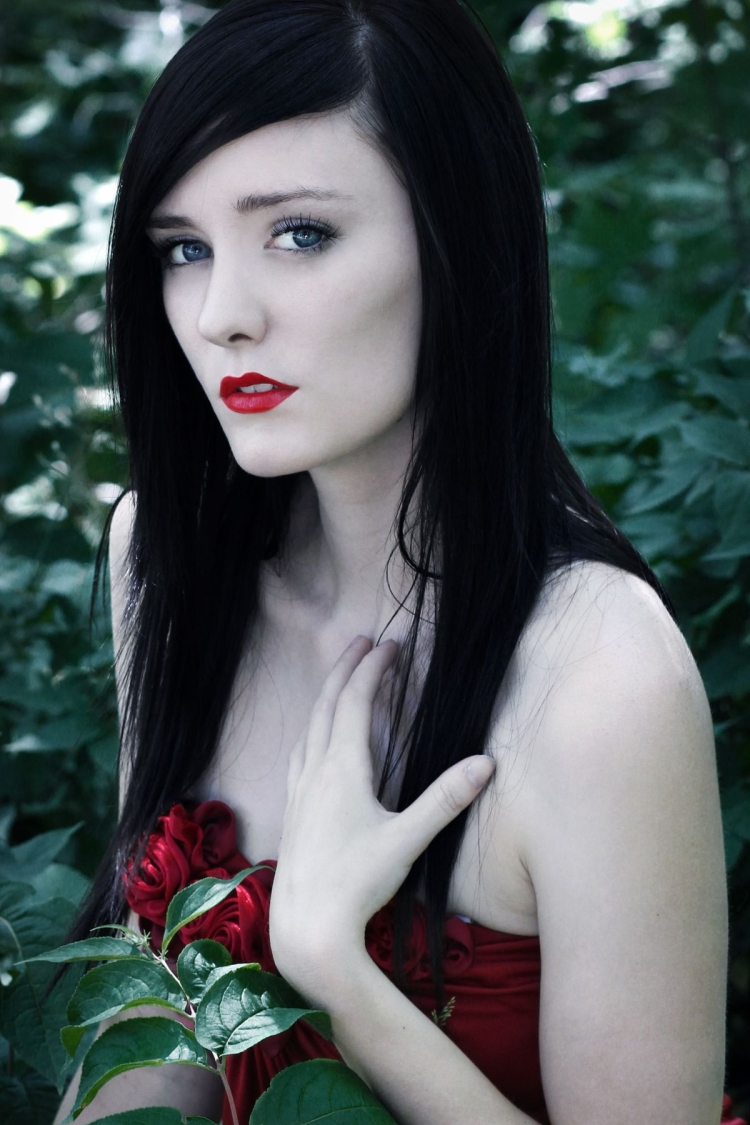 Девушка с бледной кожей