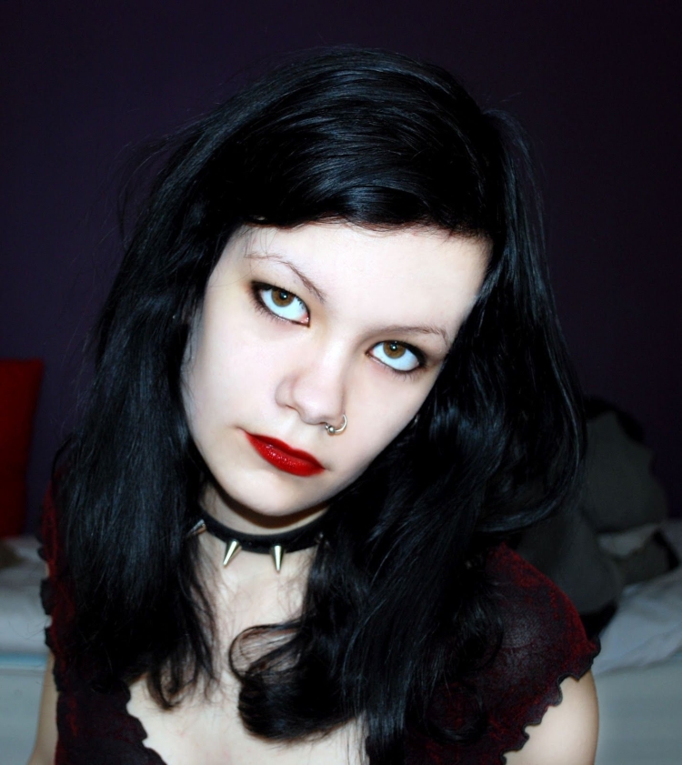 Бледная кожа и черные волосы