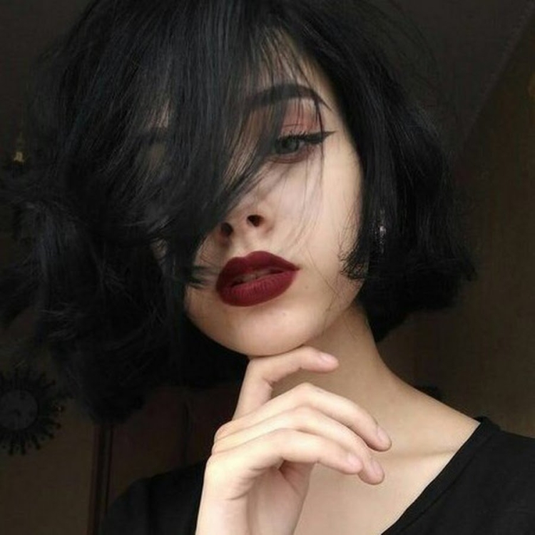 Девушка с каре темные волосы