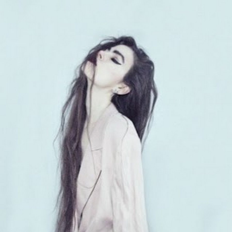 Бледная черноволосая девушка