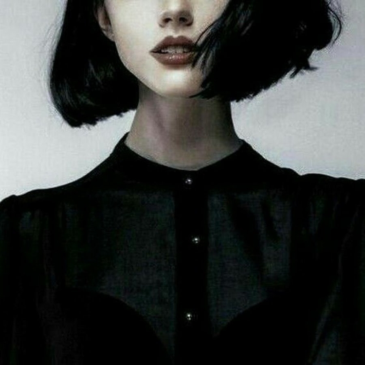 Девушка с черным каре