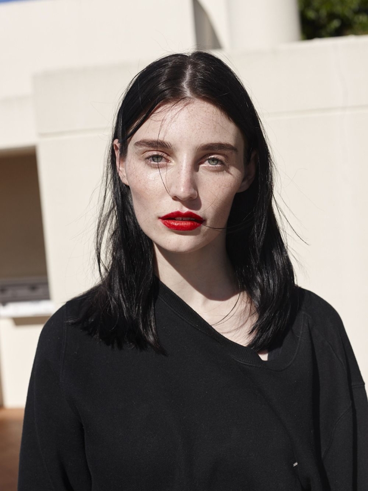 Бледная кожа и черные волосы