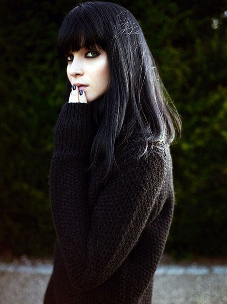 Девушка с черными волосами