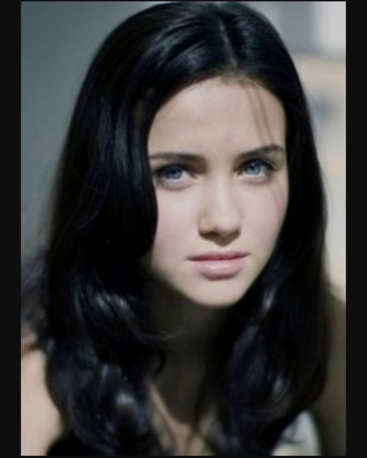 Девочка с черными волосами и голубыми глазами