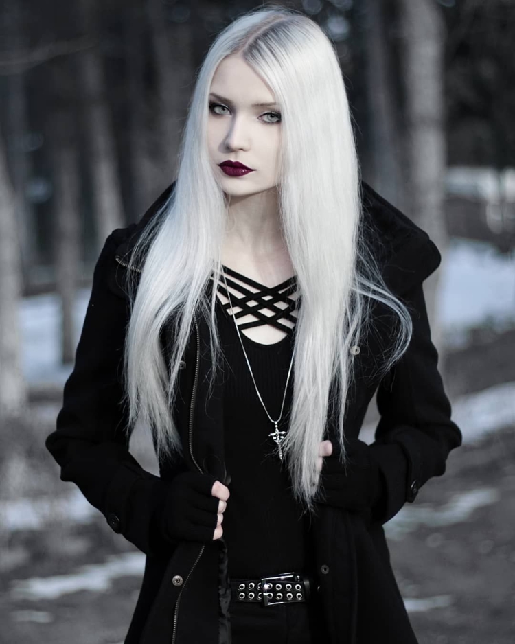 Девушка с белыми волосами