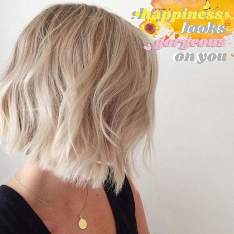 Блондинка с короткими волосами со спины