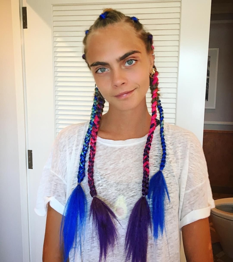 Кара Делевинь с косичками