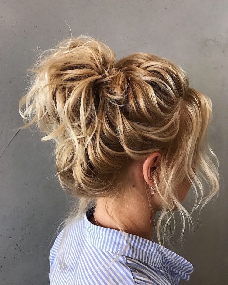 Небрежный пучок на средние волосы