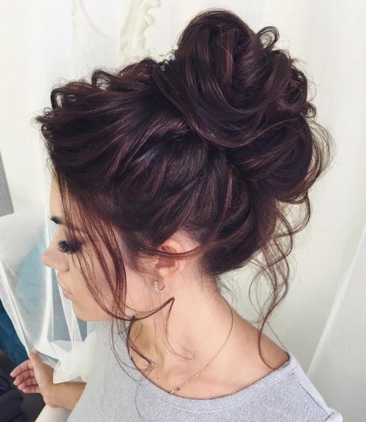 Прическа messy bun