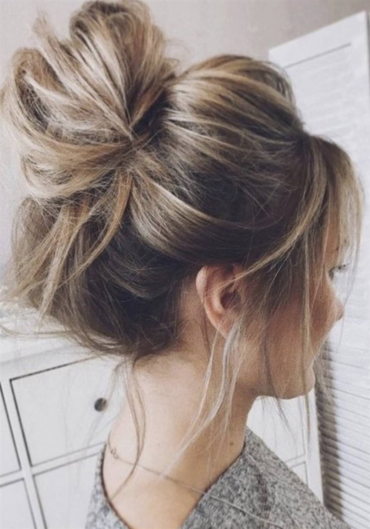Прическа messy bun