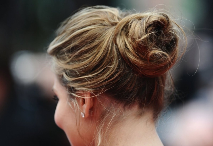 Небрежный пучок на средние волосы