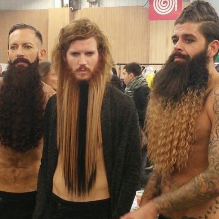 Священник с длинными волосами