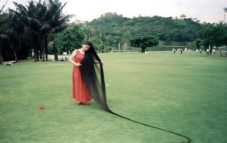 Самые длинные волосы в мире Ксие Квипингт