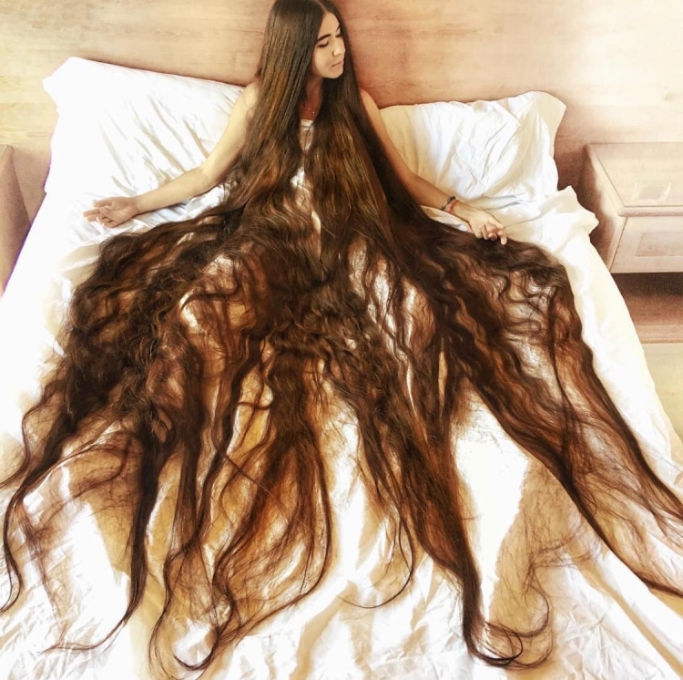 Алия Насырова длинные волосы