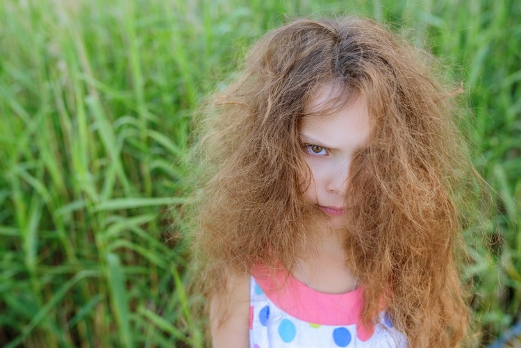 Девушка с пушистыми волосами и прыщами