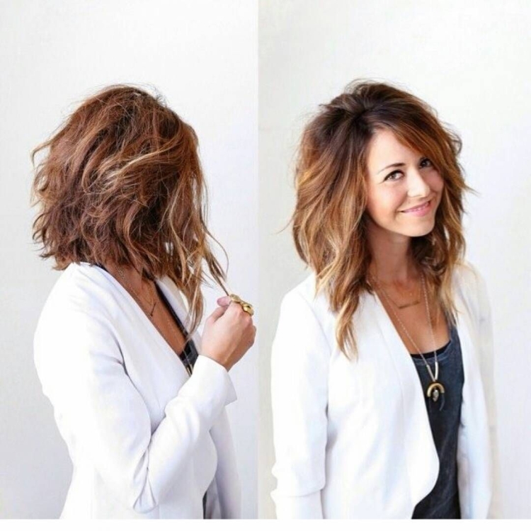 Градуированный Боб на средние кудрявые волосы