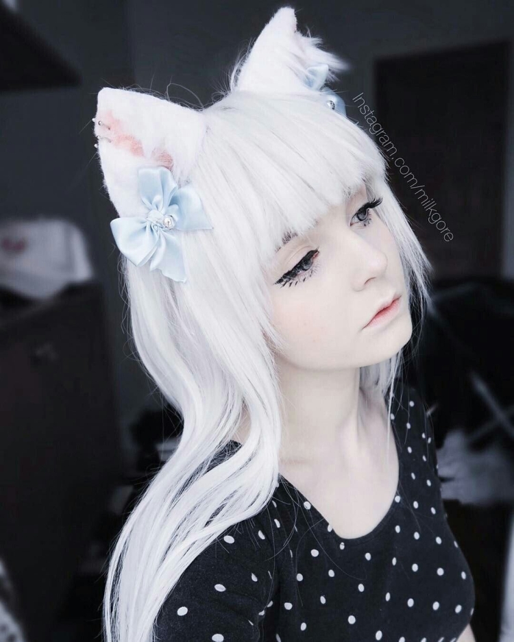 Девушка с кошачьими ушками